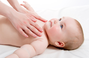 bonheur-et-bien-etre-en-famille_massage-bebe-350px bonheur et bien être en famille atelier massage bébé